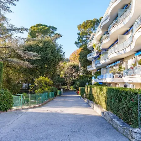 Isola Bella Centre