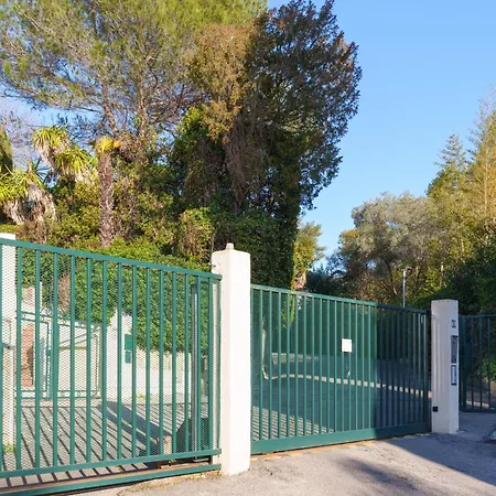 Isola Bella Centre Апартаменты